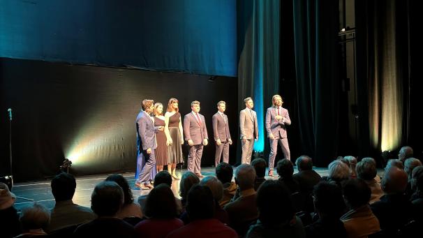 <p>Die Stimmen der drei Damen und fünf Herren verschmolzen beialler ausgeprägten persönlichen Färbung zu einem harmonischen Ganzen.</p>