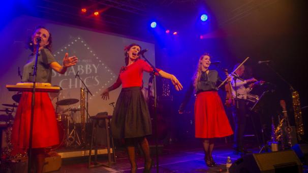 <p>Hier verbinden sich fantastische Musik, gelungene Choreographie und ein Gesang, der an die Andrew-Sisters erinnert.</p>