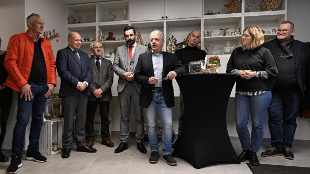 <p>Rudi Ossemann (mitte), Präsident der Behindertenwerkstätten Eupen VoG, freute sich am Freitag über regen Andrang bei der Eröffnungsfeier des „Werthateliers“.</p>