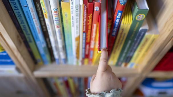 <p>Erwachsene können bei Kindern die Lust am Lesen fördern.</p>