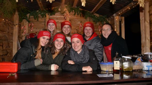 <p>Auch die Bötschebejer Seestürmer beteiligten sich in einer der 17 Weihnachtsbuden an der Aktion.</p>