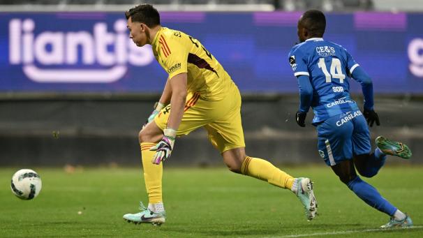 <p>Der Moment des Spiels: Slonina verliert den Ball vor dem Strafraum an Sor, der zum 1:0 für die Gäste trifft.</p>