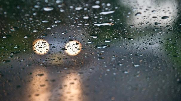 <p>Das kennt wahrscheinlich jeder Autofahrer: Die Scheibe ist beschlagen. Doch was hilft wirklich?</p>