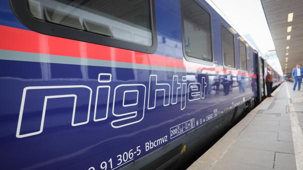 <p>Ein Waggon des Nightjet der Österreichischen Bundesbahn mit dem „Liegewagen comfort“ steht bei einem Medientermin am Bahnhof Altona. Im Schlafwagen zwischen Berlin, Paris und Brüssel - erstmals seit vielen Jahren steht die nicht nur bei Bahnromantikern beliebte Verbindung wieder im Fahrplan der Deutschen Bahn.</p>