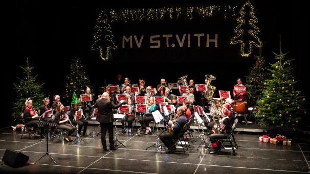 <p>Unter der Leitung von Alain Pire bot der Musikverein Eifelklang ein durch und durch weihnachtliches Programm im passenden Ambiente.</p>