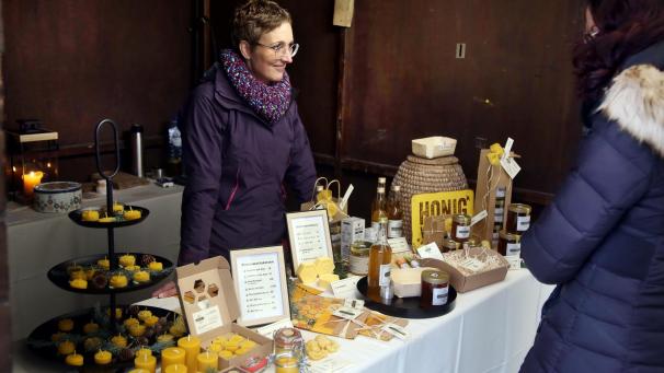 <p>Elisabeth Michaeli von der Landidylle Krimmels mit ihrne Honingerzeugnissen</p>