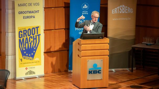<p>Marc De Vos, Sozialrechtler und Europa-Experte, bei der Vorstellung seines Buches „Grootmacht Europa“.</p>