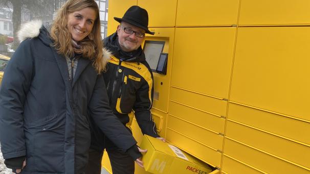 <p>Die neue Poststation an der Monschauer Straße 1 in Kalterherberg im Test: Monschaus Bürgermeisterin Dr. Carmen Krämer und der regionale Politikbeauftragte der Deutschen Post, Peter Mayer, verschicken ein Paket.</p>