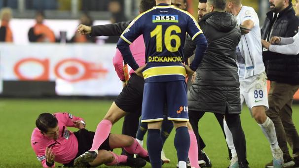 <p>Schiedsrichter Halil Umut Meler bekam Schläge und Tritte ab.</p>