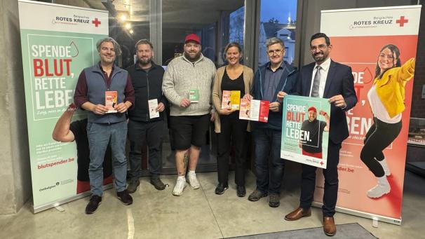<p>An der Pressekonferenz nahmen (v.l.) Adrian Küchenberg von Paperplane Productions, Christoph Aussems, Kommissar des Gemeinschaftssekretariats des Roten Kreuzes in Eupen, Mike Nüchtern, Karnevalist und Entertainer, der als einer der Protagonisten in den Clips auftritt, Angela Kvasz, Leiterin des Blutspendedienstes in Lüttich, Kurt Hoffmann, Präsident des Roten Kreuzes der DG sowie DG-Gesundheitsminister Antonios Antoniadis (SP) teil.</p>