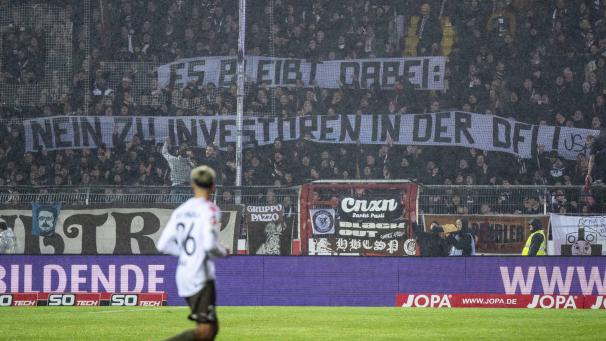 <p>Vor allem die Fans (hier an der Bremer Straße beim Zweitligisten VfL Osnabrück) sind gegen den Investoren-Einstieg im deutschen Profifußball.</p>