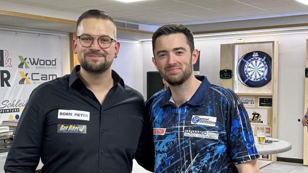 <p>Der Fan und sein Weltmeisterfavorit: Phil Leufgen (links) tippt, dass der Engländer Luke Humphries (rechts) bei der WMim „Ally Pally“ triumphiert.</p>