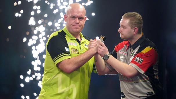 <p>Im vergangenen Januar scheiterte Dimitri Van den Bergh (rechts) erst im WM-Halbfinale am überragenden Michael van Gerwen.</p>