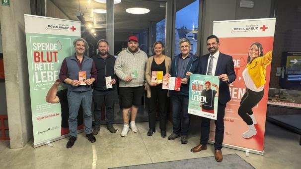 <p>An der Pressekonferenz nahmen (v.l.) Adrian Küchenberg von Paperplane Productions, Christoph Aussems, Kommissar des Gemeinschaftssekretariats des Roten Kreuzes in Eupen, Mike Nüchtern, Karnevalist und Entertainer, der als einer der Protagonisten in den Clips auftritt, Angela Kvasz, Leiterin des Blutspendedienstes in Lüttich, Kurt Hoffmann, Präsident des Roten Kreuzes der DG sowie DG-Gesundheitsminister Antonios Antoniadis (SP) teil.</p>