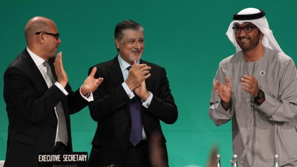 <p>Sultan al-Dschaber (rechts), Präsident der COP28, UN-Klimachef Simon Stiell (links)und COP28-Geschäftsführer Adnan Amin applaudieren während einer Plenarsitzung des UN-Klimagipfels.</p>