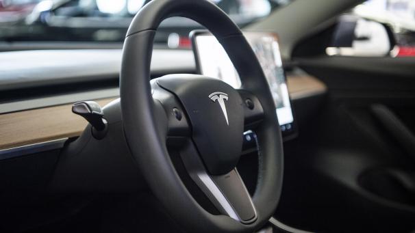 <p>Rundzwei Millionen Teslas müssen nun erneuert werden.</p>