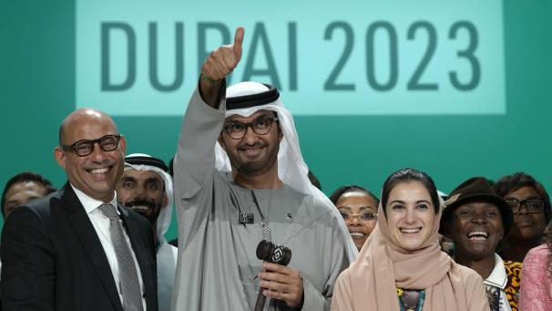 <p>Sultan al-Dschaber (Mitte), Präsident der COP28, UN-Klimachef Simon Stiell (links), und Hana Al-Hashimi, COP28-Chefunterhändlerin (rechts), freuen sich am Ende des UN-Klimagipfels COP28.</p>