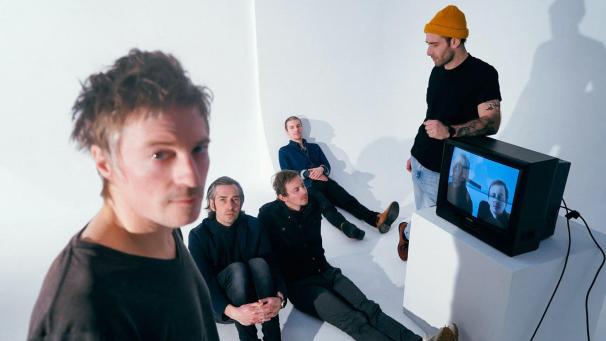 <p>Antoine Wielemans, Lionel Vancauwenberge, Brice Vancauwenberge, Daniel Offermann (2.v.l.) und Bryan Hayart sind die Girls in Hawaii.</p>