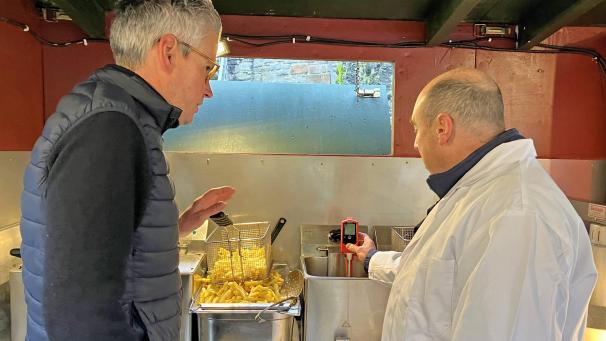 <p>Pommes-Check: Stefan Schnitzler (rechts) kontrolliert, ob das Frittenfett am Stand von Klaus Zimmermanns frisch ist. Ergebnis: Alles im grünen Bereich.</p>