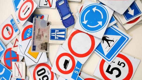 <p>Belgien erhält 2025 eine neue Straßenverkehrsordnung mit aktualisierten Verkehrsregeln für das ganze Land und neuen Straßenschildern.</p>