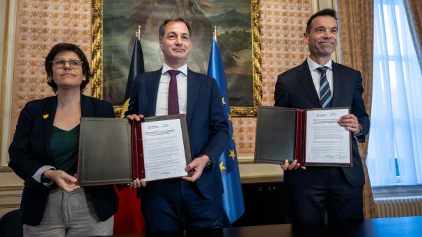 <p>Der Vertrag wurde unterzeichnet von Premierminister Alexander De Croo (M.), Energieministerin Tinne Van der Straeten und Thierry Saegeman (r.), CEO von Engie Electrabel.</p>
