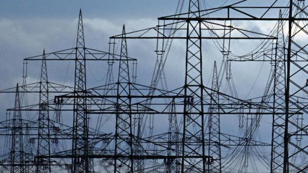 <p>Strommasten stehen bei Rommerskirchen auf einem Acker.</p>