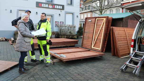 <p>Angeliefert als Bausatz: 20 nagelneue Holzbuden nimmt Marion Decker in Empfang. Bei ihr laufen alle Fäden für den Markt zusammen.</p>