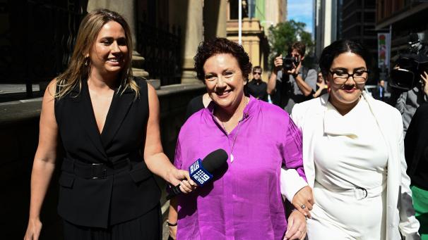 <p>Diese Aufnahme zeigt Kathleen Folbigg (Bildmitte) am 14. Dezember in Sydney.</p>