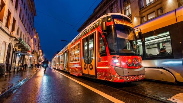 <p>Seit dem 13. Dezemberfährt die Weihnachtstram durch die Hauptstadt.</p>