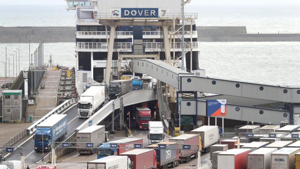 <p>Lastwagen fahren im Hafen von Dover von einer Fähre.</p>