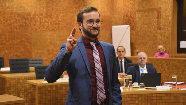 <p>Lothar Faymonville bei der Eidesleistung am Montag im Parlament der DG</p>