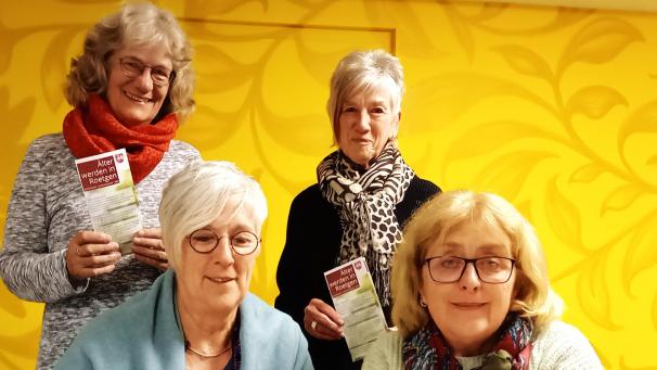 <p>Der „harte Kern“: Sonja Graff, Gundula Brüggenwirth (sitzend von links), Ingrid Karst-Feilen und Inge Deutz-Ruppert (stehend von links) stellten gemeinsam das Gesamtkonzept „Älter werden in Roetgen“ vor.</p>