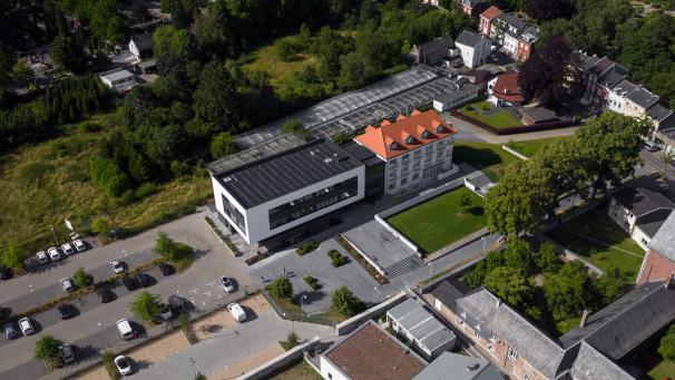 <p>Das Stadthaus aus der Vogelperspektive: Den Energiebedarf deckt eine Solaranlage auf dem Dach.</p>