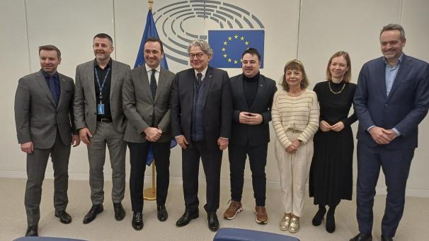 <p>Pascal Arimont (Zweiter von links) mit den Verhandlungspartnern sowie EU-Kommissar Thierry Breton (Vierter von links)</p>