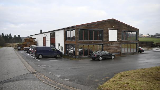 <p>Vor einigen Jahren hatte die Gemeinde Büllingen die Immobilie des früheren Holzbaumarktes erworben, um dort in der Bauphase des Rathauses das Ersatzrathaus anzusiedeln. Das bestehende Gebäude wird nun abgerissen, um Platz für den neuen Bauhof der Gemeinde zu machen.</p>