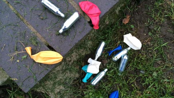 <p>Leere Lachgas-Patronen. Besitz, Verkauf und Transport von Lachgas wird verboten, wenn dieses zur Berauschung verwendet wird.</p>