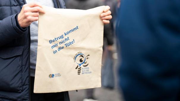 <p>Im Rahmen der Vorbeugungskampagne werden auch Taschen mit einer entsprechenden Aufschrift gratis verteilt.</p>