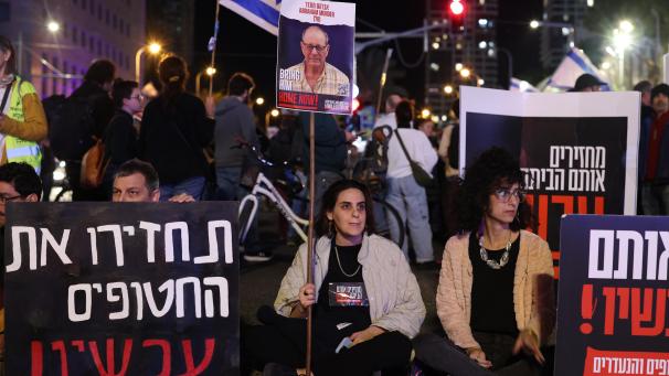 <p>Israelis nehmen an einem Protest teil, nachdem das israelische Militär bekannt gegeben hat, dass drei Geiseln im Gazastreifen durch eigenen Beschuss getötet wurden. Israelische Soldaten haben bei Kämpfen im Gazastreifen drei Geiseln versehentlich getötet.</p>