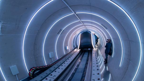 <p>Auf dem Foto soeht man die Hyperloop-Teststrecke der Technischen Universität München (TUM). Sie umfasst eine 24 Meter lange Vakuumröhre aus Beton und ein Passagierfahrzeug in Originalgröße.</p>