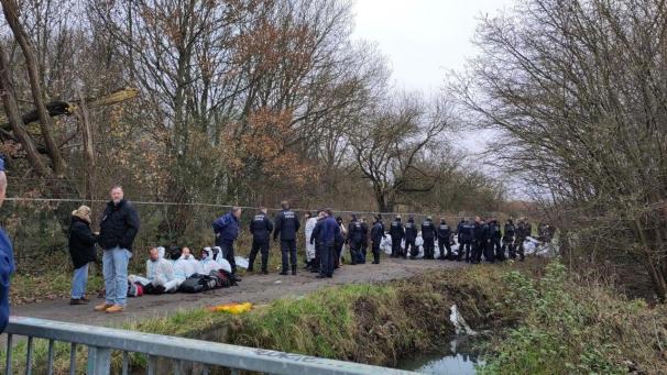 <p>Ein Teil der Aktionsgruppe hatte ein Loch in den Flughafenzaun geschnitten.Die Polizei nahmzur Feststellung der Personalien einige Teilnehmer fest.</p>