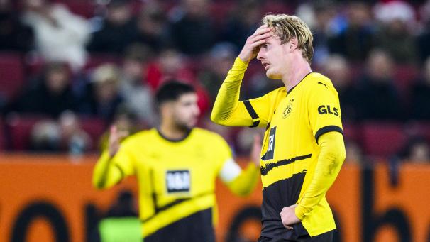 <p>Dortmunds Julian Brandt (r) und Dortmunds Emre Can (l) reagieren unzufrieden.</p>