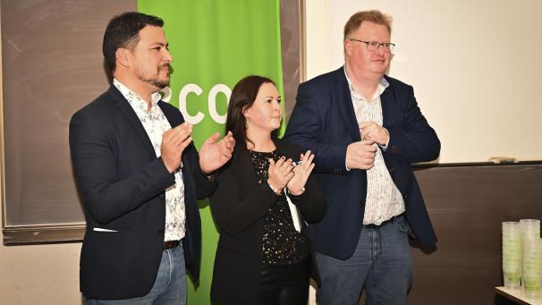 <p>Freddy Mockel (ganz rechts) kandidert auf Platz 1, Julie Chanson (Mitte) auf Platz 2. Ganz links ist Hajib El Hajjaji zu sehen, der erster Ersatzkandidat auf der Liste im Bezirk Verviers wird.</p>