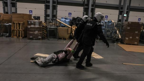 <p>Nachdem die Aktivisten in ein Lager eingedrungen waren, räumte die Polizei die Halle.</p>