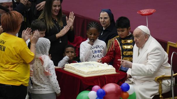 <p>Papst Franziskus wird ein Kuchen angeboten, während er in der Paul VI.-Halle im Vatikan seinen Geburtstag mit Kindern feiert, die von der Santa Marta Krankenstation unterstützt werden.</p>