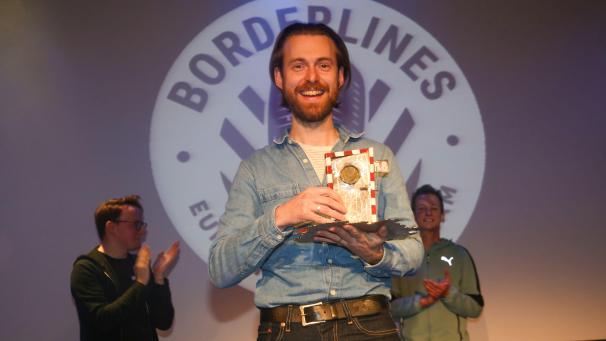 <p>Kevon Amse zeigt seine Siegertrophäe. Im Hintergrund die zweit- und drittplazierten Valéry Stroeder (re.) und Michael Klütgens</p>