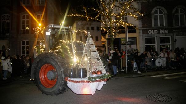 <p>Endlich ist es soweit. Buntgeschmückte Traktoren fahren in die Paveestraße ein.</p>