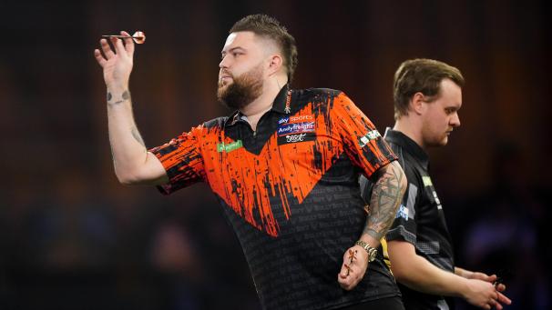 <p>Mit Mühe setzte sich Weltmeister Michael Smith (im Vordergrund) gegen den Niederländer Kevin Doets durch.</p>