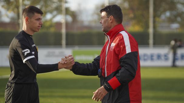 <p>Eupens Coach Patrick Kriescher (rechts) ist sich sicher: Glody Kuduras Treffer war regulär.</p>