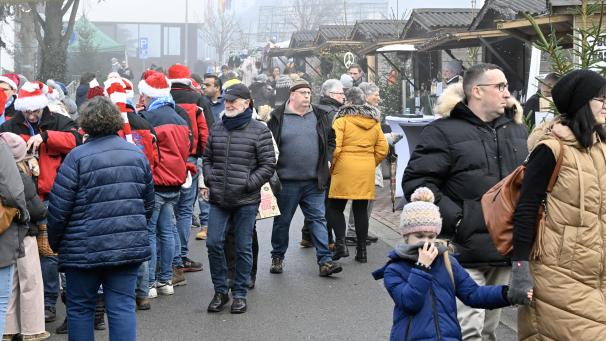 <p>Viele bummelten bei trockenem Wetter entlang der Stände.</p>