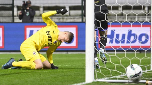 <p>Was für ein Patzer! Antwerpens Schlussmann Jean Butez lässt einen Ball durch die Hände ruschten, den Théo Leoni (nicht im Bild) mühelos einköpft.</p>